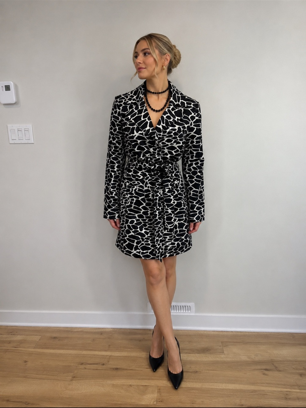 Beautiful Black & White Giraffe-Print Trench Coat with Belt❤️M